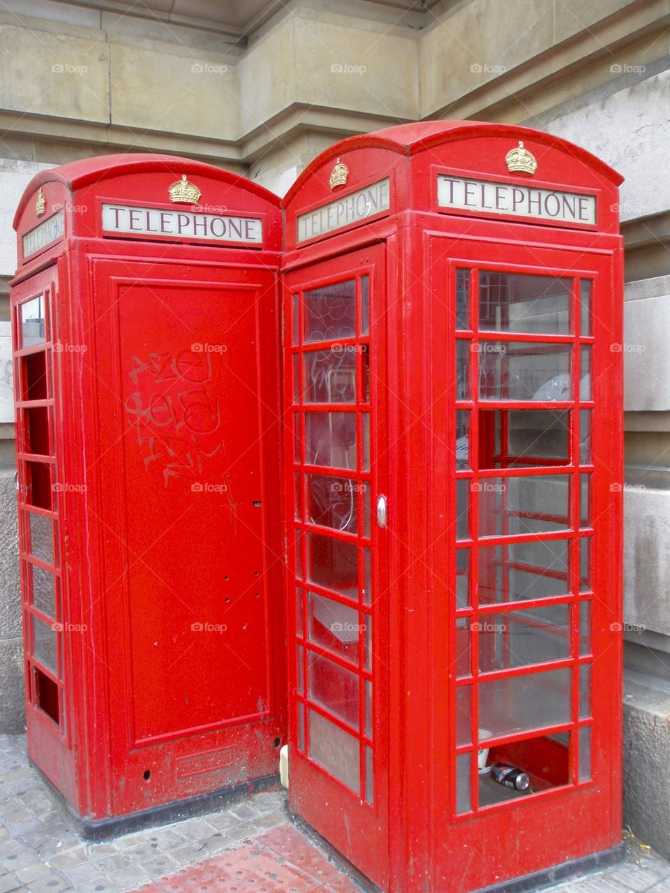 THE RED TELEPHONE BOOTH IN LONDON