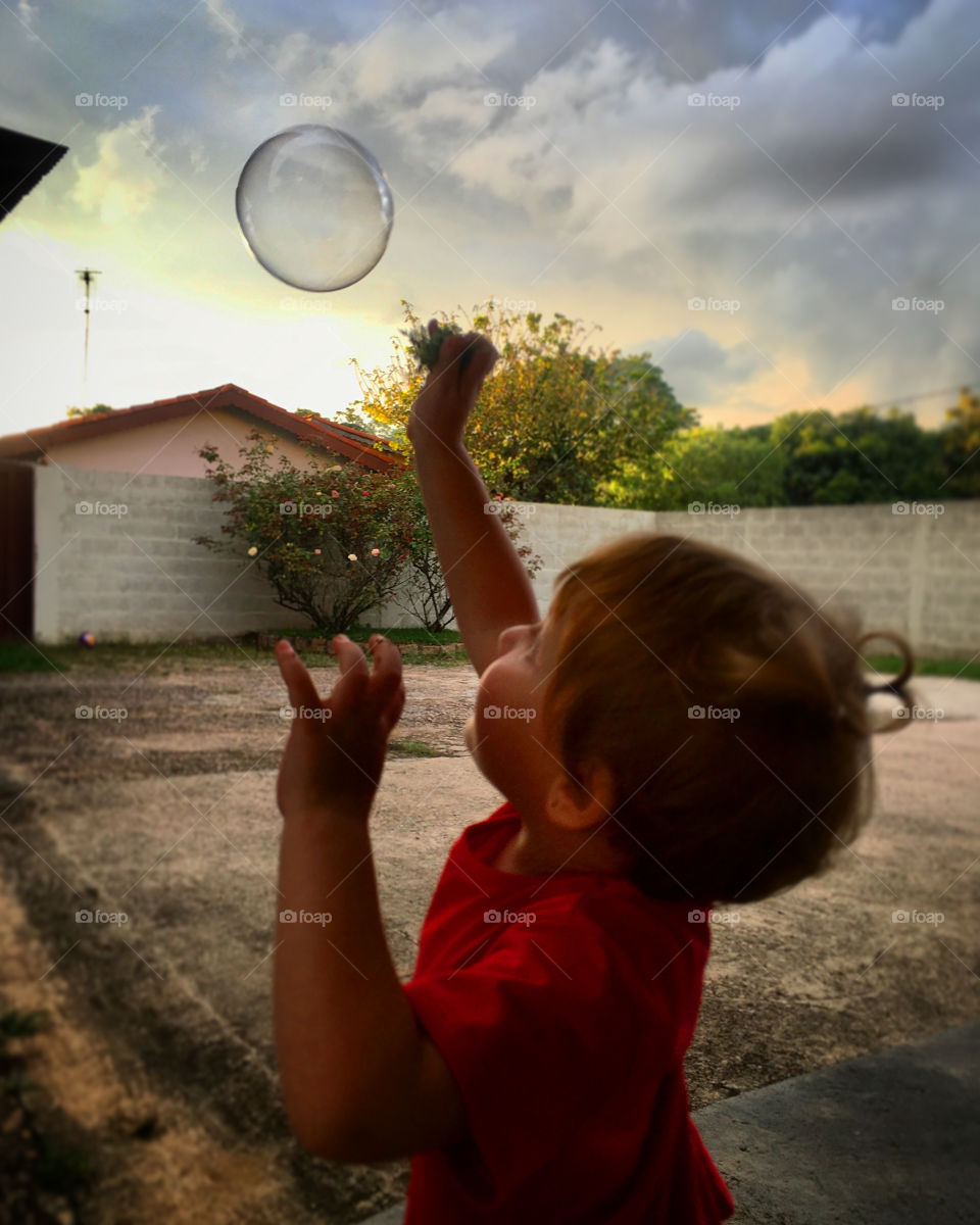 Bolinha de Sabão!
Será que a pequena Estela a alcançará?
📸
#FOTOGRAFIAéNOSSOhobby
#photography #pictureoftheday #bolinhadesabão #diversão #foto #baby #alegria #carinho 