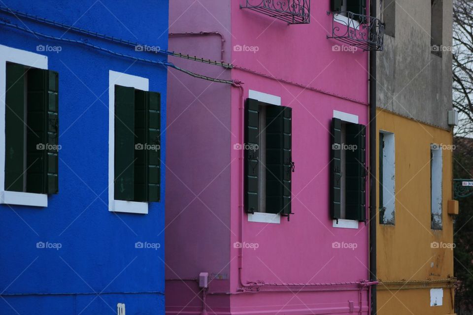 venezia,  case colorate nella laguna dell'isola di burano