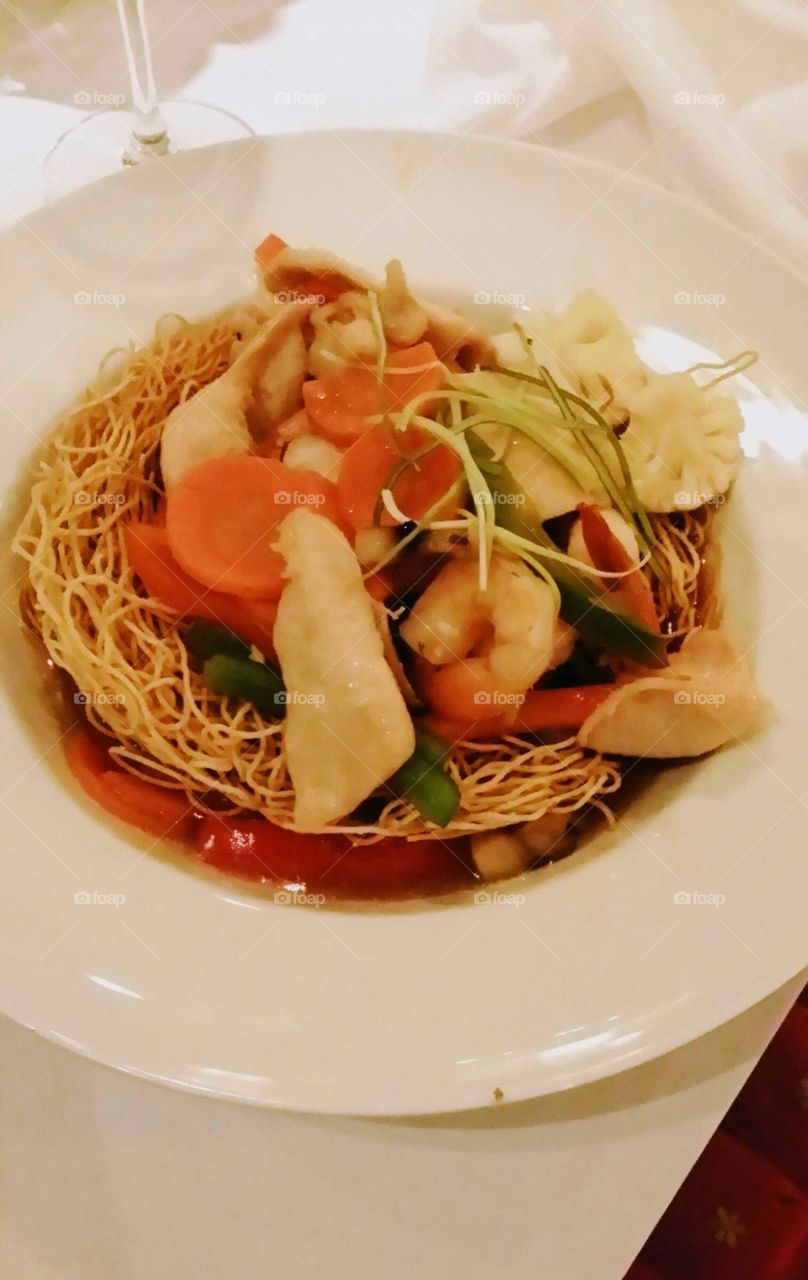 Love nest; noodles, chicken,  shrimps and vegetables