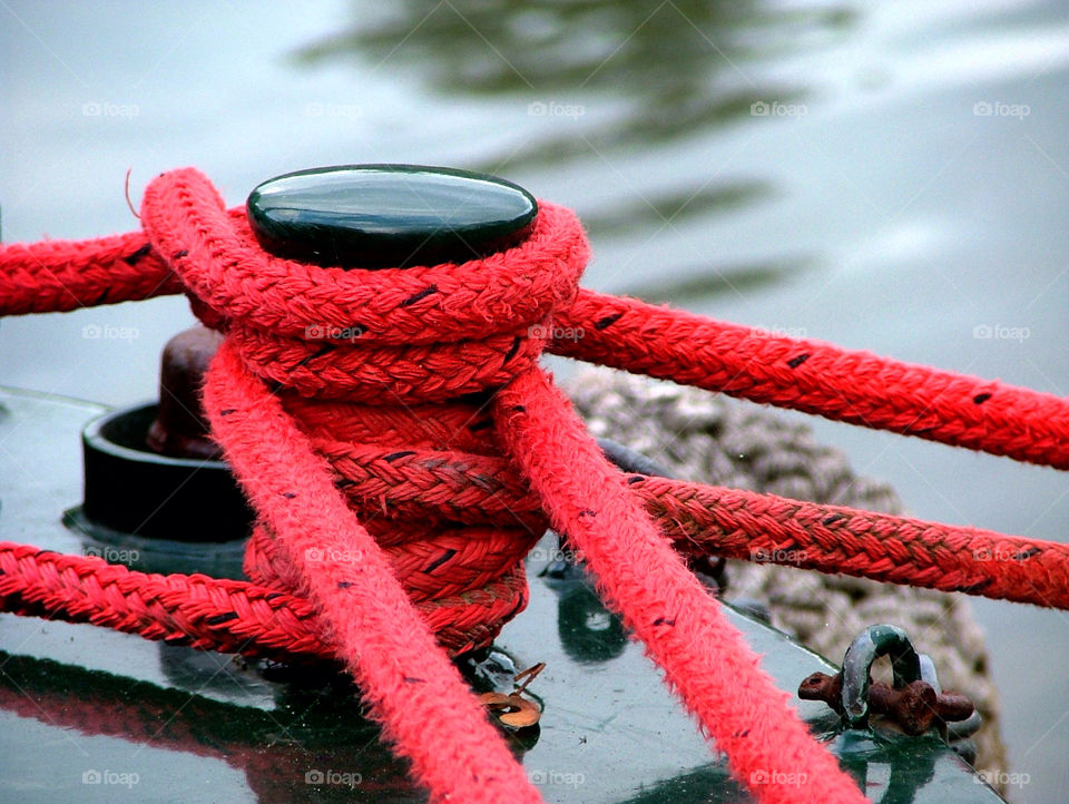 Red rope tide up to the nautical vessel