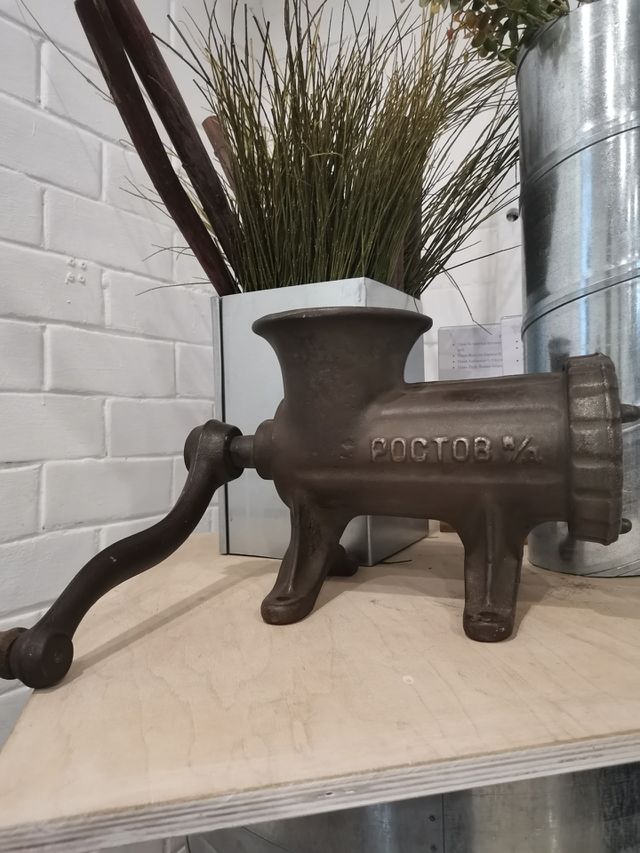Manual meat grinder