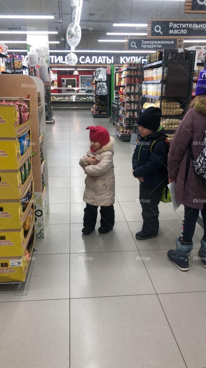 Children on the shopping in the market 