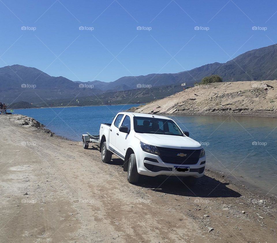 camioneta en el embalse