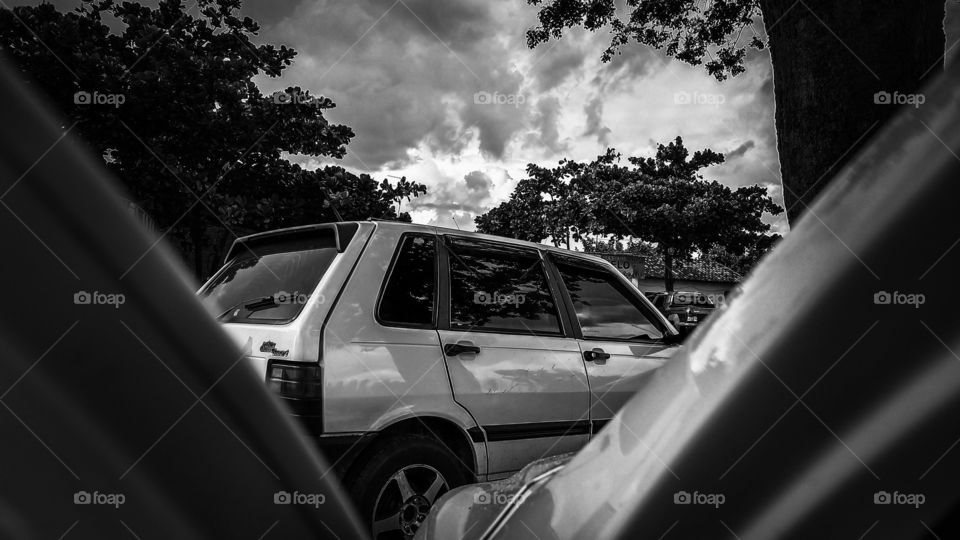 Imagem e carros, porta aberta.