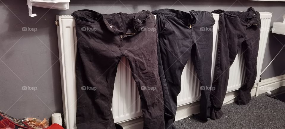pantalones colgados en un calentador del sistema de calefacción de una casa inglesa