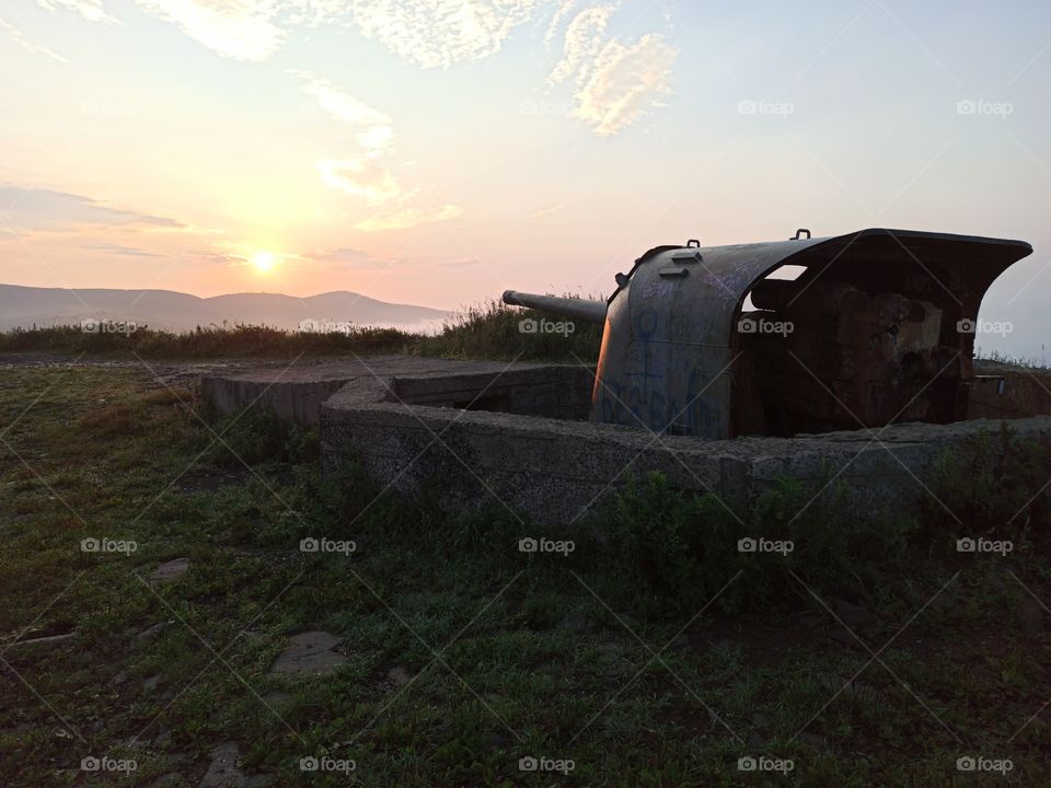 Пушка стреляет в рассвет, чтобы зажечь красивое небо