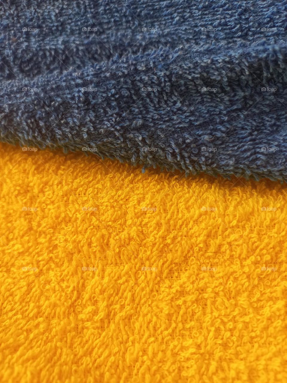 Toalhas. O jogo de banho é tão indispensável que se tornou  parte da decoração do cômodo. As toalhas auxiliam na secagem do corpo, pés e mãos  em diferentes momentos