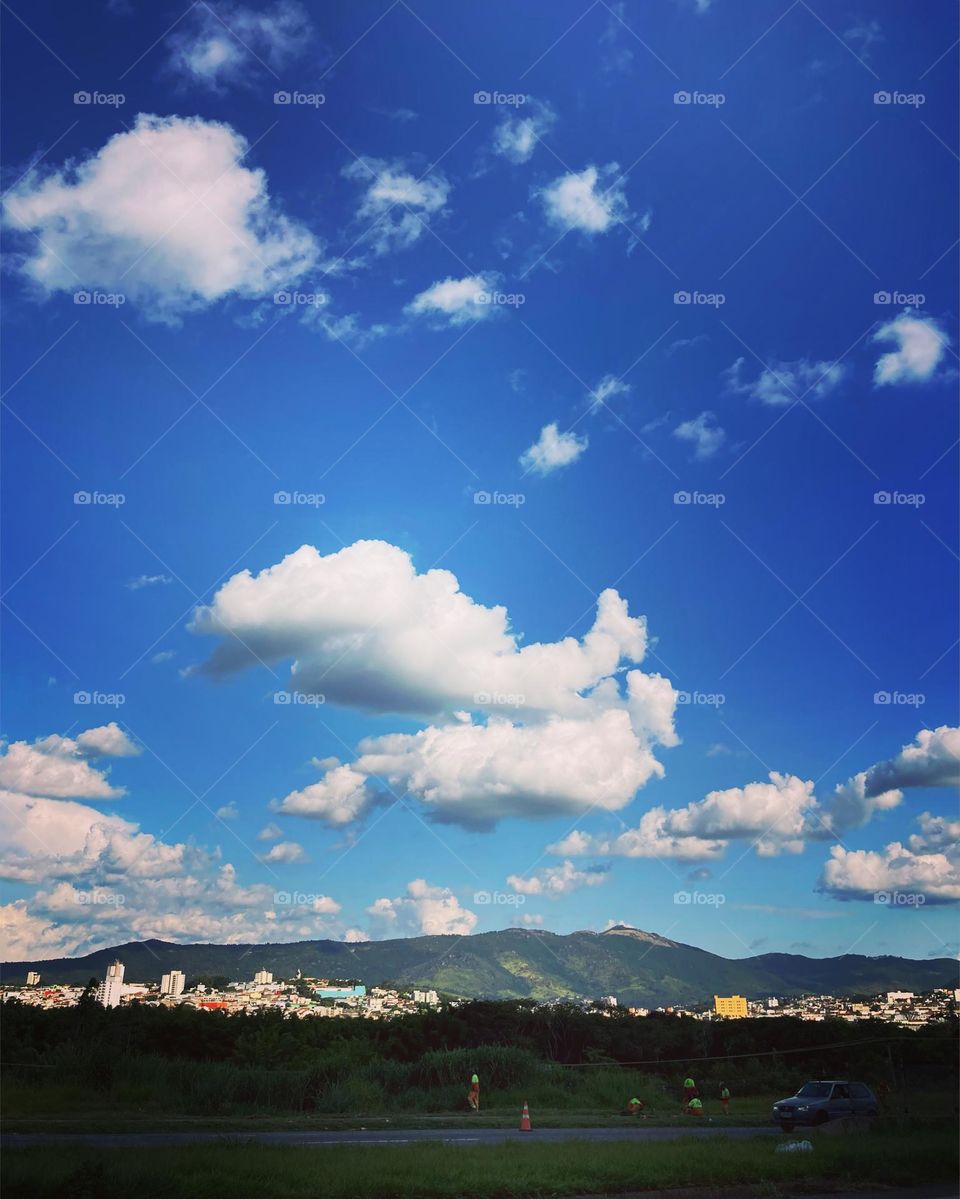 E olha aí passando pela tela a cidade de #Atibaia!
Quem quer saltar de asa-delta daquele pico?
Outra hora, com “tempo no relógio” e “dinheiro no bolso”, quem sabe…