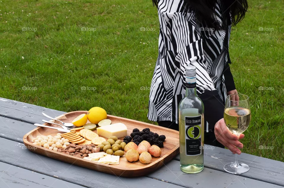 Friday afternoon with friends. Chilling and enjoying a glass of Ecco Domani Italia’s Pinot Grigio delle Venezie. Have a great weekend everyone! *Cheers!*