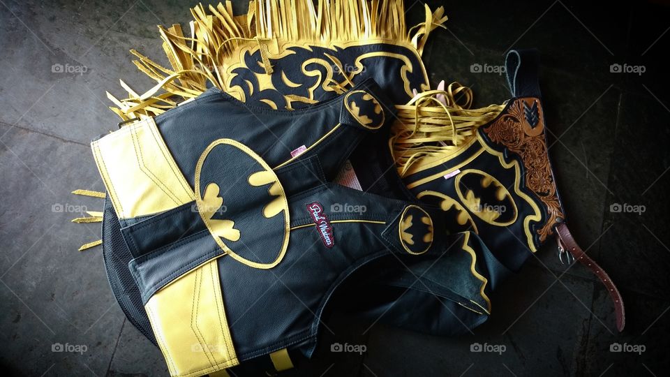 Acessórios esportivos para competidores de rodeios em touros. Personalizados com símbolos de super heróis.