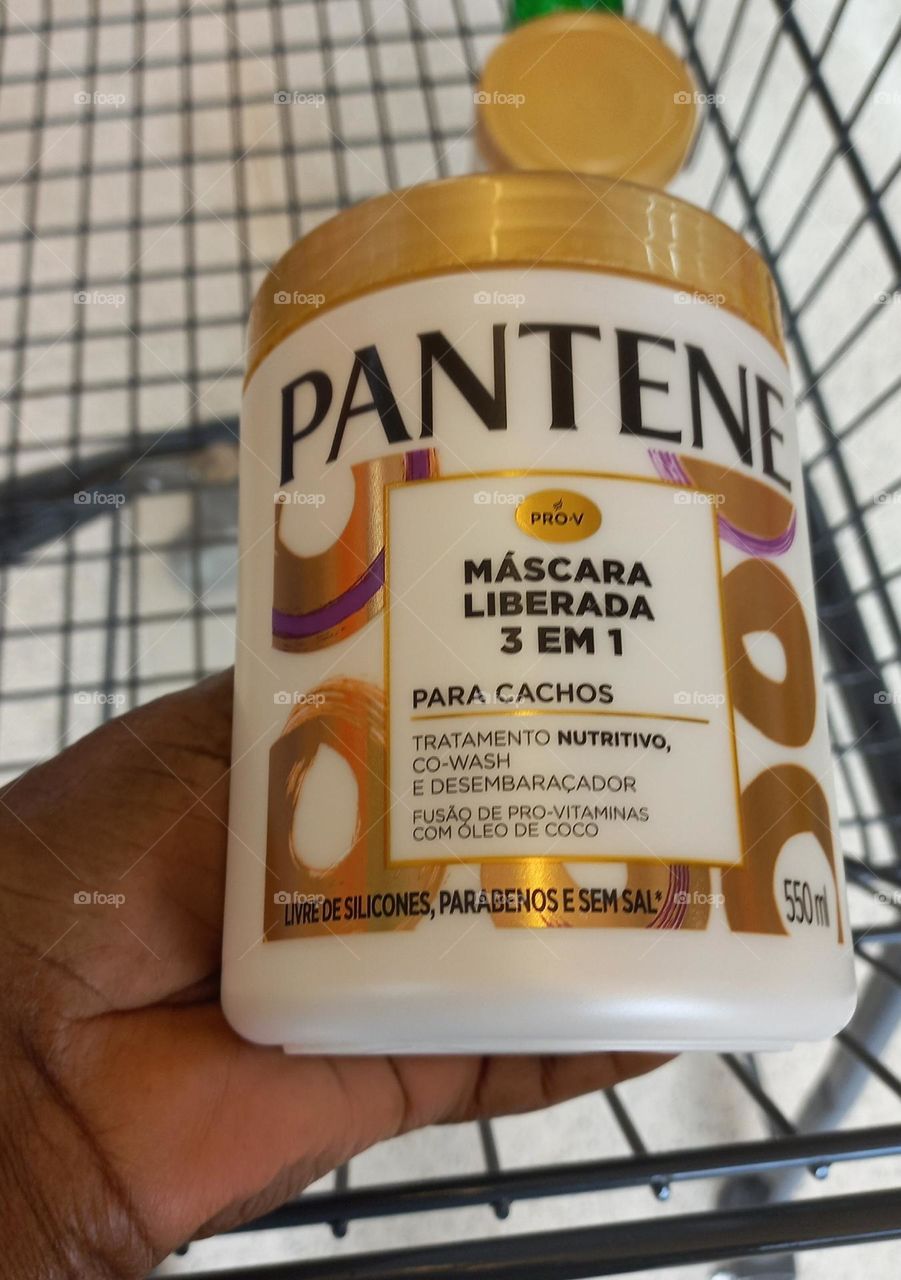 Cabelos dos sonhos com cachos definidos, brilhosos  e macios. Use a Máscara  Liberada 3 em 1 da PANTENE, excelente  e prática: tratamento  nutritivo,  Co- wash e desembaraçador