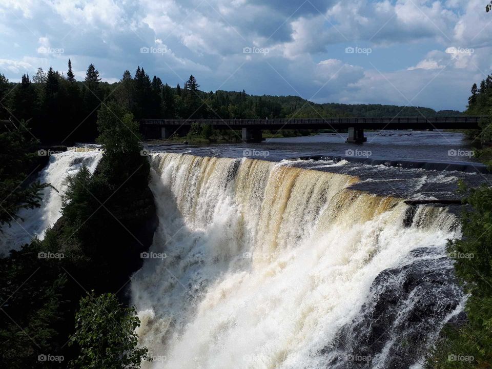 The thundering water of Kakabeka Falls