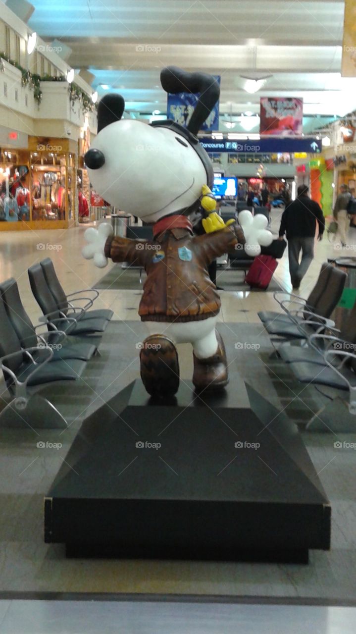 Airport Snoopy. Snoopy Statue, Minneapolis Airport
