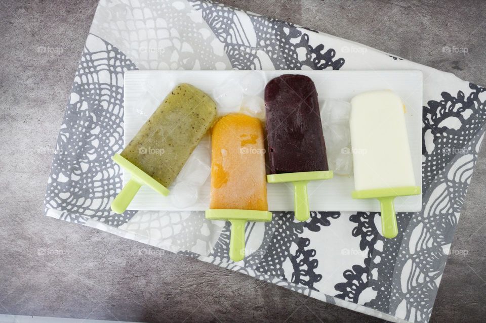 various types of homemade fruit popsicles