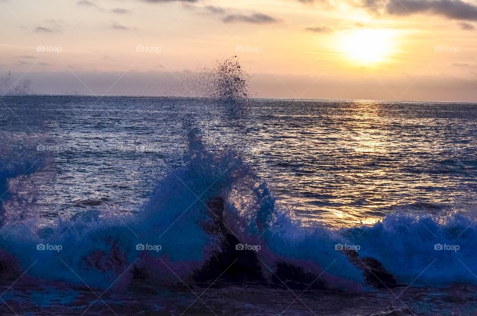 Wave breaking on rocks