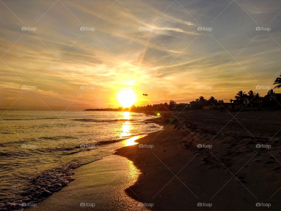 остров свободы! Куба!!!улетающий на восходе самолёт!)