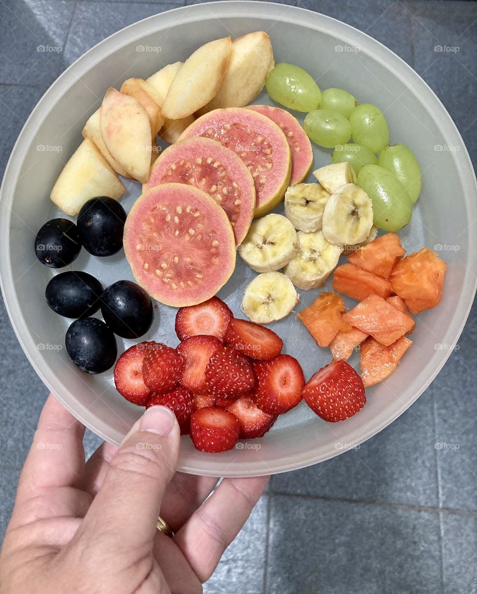 No capricho!
Hora da Salada de Frutas: hoje com pêssego, dois tipos de uva, goiaba, banana, mamão e morango.
Coma “vitaminas”! Faz bem e não engordam.