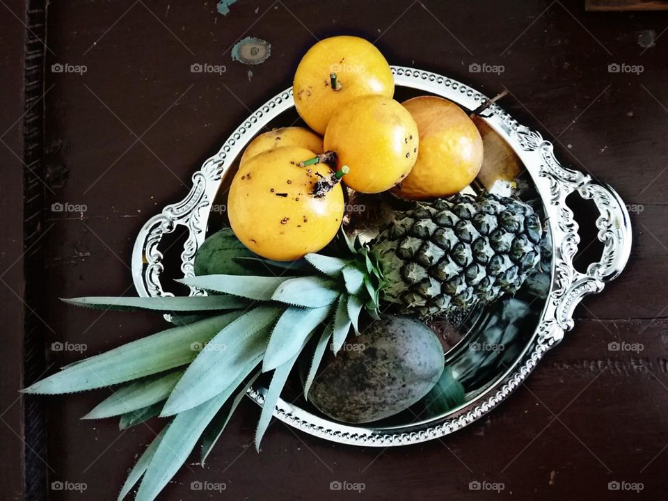 Refrescantes e suculentas em uma bandeja de prata.