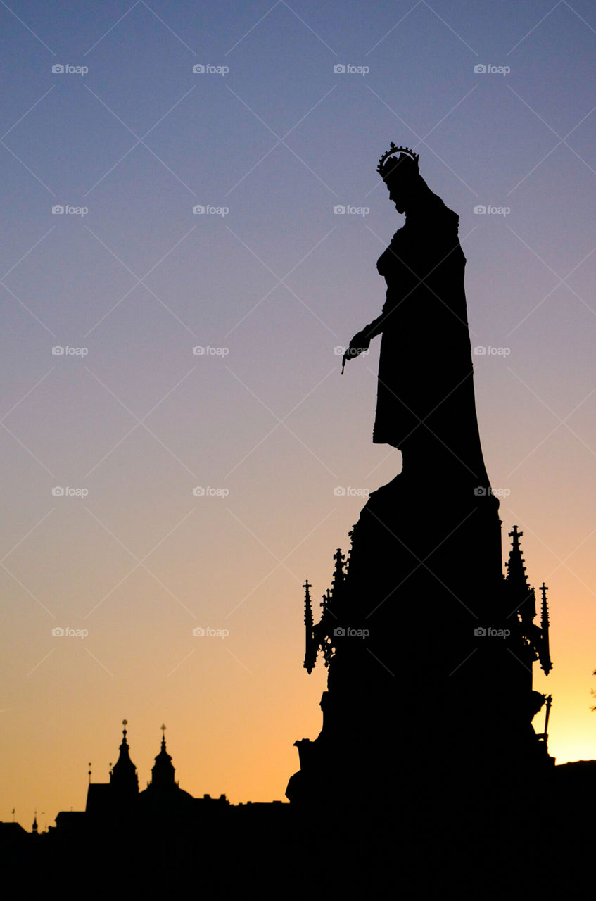 silhueta de uma estátua de um rei em Praga
