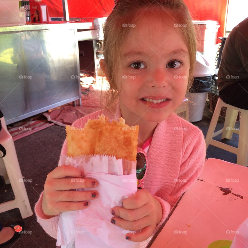 Quem quer comer um pastel bem gostoso? Hum... esse é de presunto e queijo, estava delicioso (dei uma mordidinha).