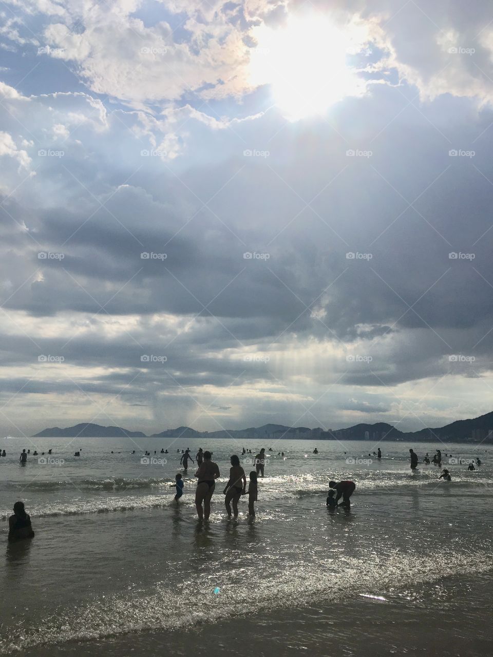 Uma tarde na praia. Será que vai chover daqui a pouco? O sol parece estar se despedindo. 