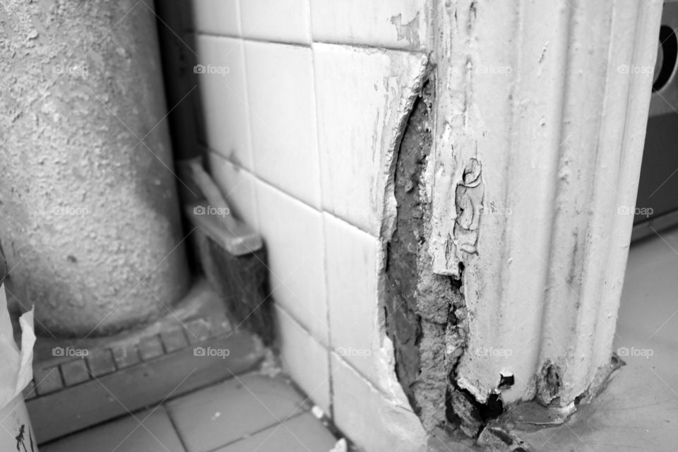 Messy Cracks along the toilet wall