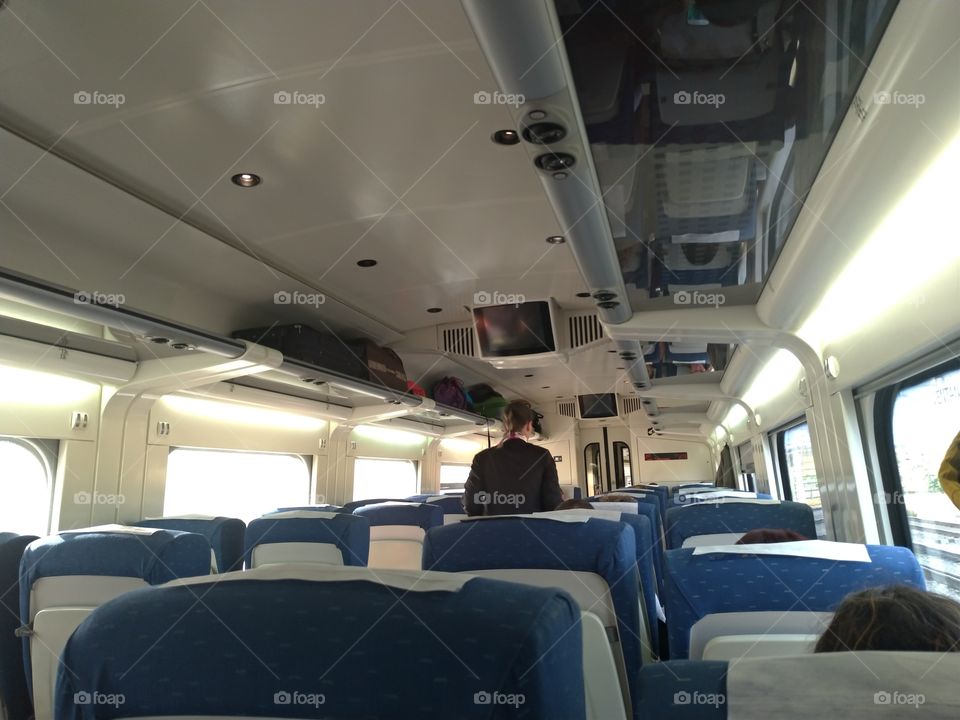 Interior de un vagón  de tren casi vacío