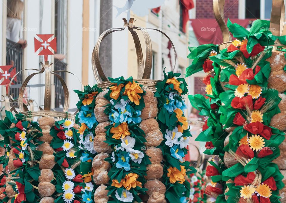 A procession of offering trays, held aloft at Festa dos Tabuleiros in Tomar