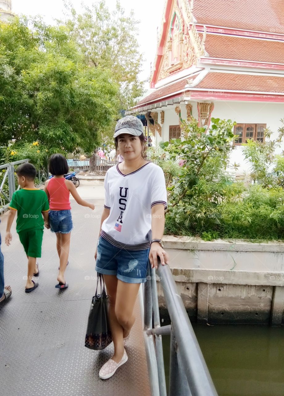lady
travel
bag
temple
thailand