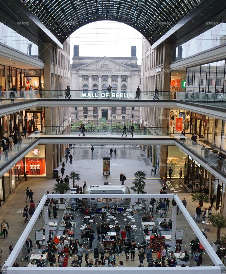 Love to shop ... symmetry inside a Berlin shopping centre 