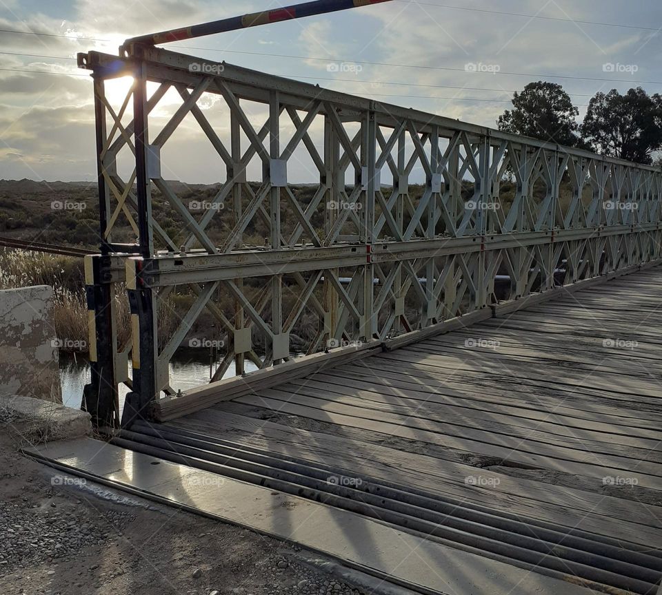 el puente al atardecer