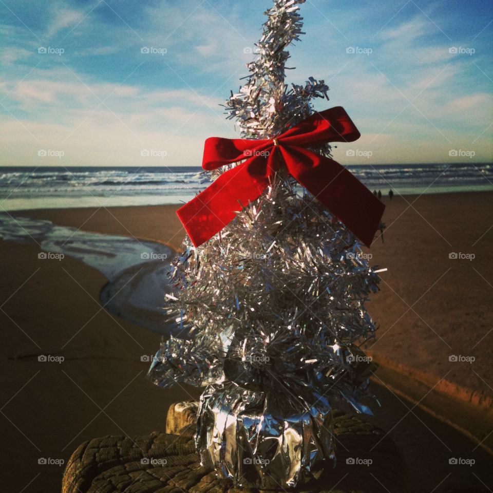Christmas on the Beach (v2). A portable Christmas tree atop a deck post on Nye Beach in Oregon.