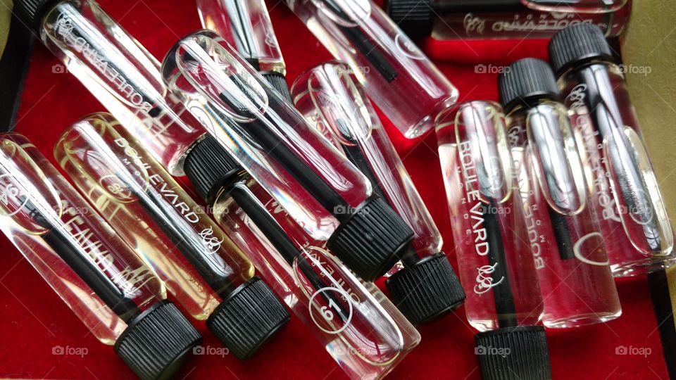 Frascos de amostras de perfumes.