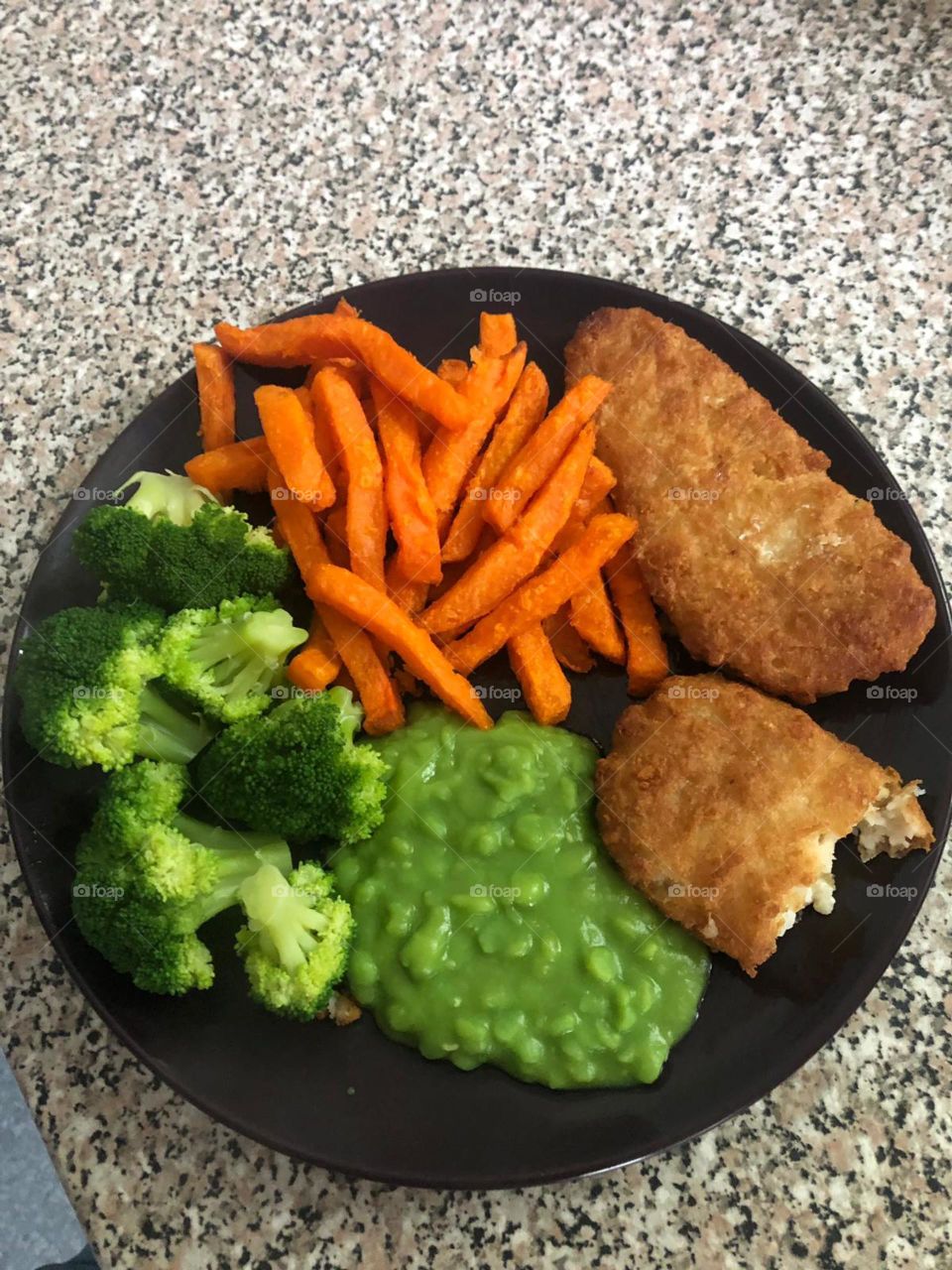 Fish’ sweet potatoes ‘ broccoli and peas 😋