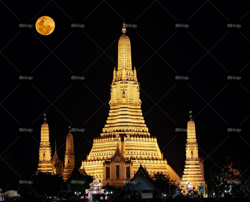 Full moon over the famous Thai temple’s called Wat Chaeng that means "The Temple of Dawn",Bangkok Thailand land mark