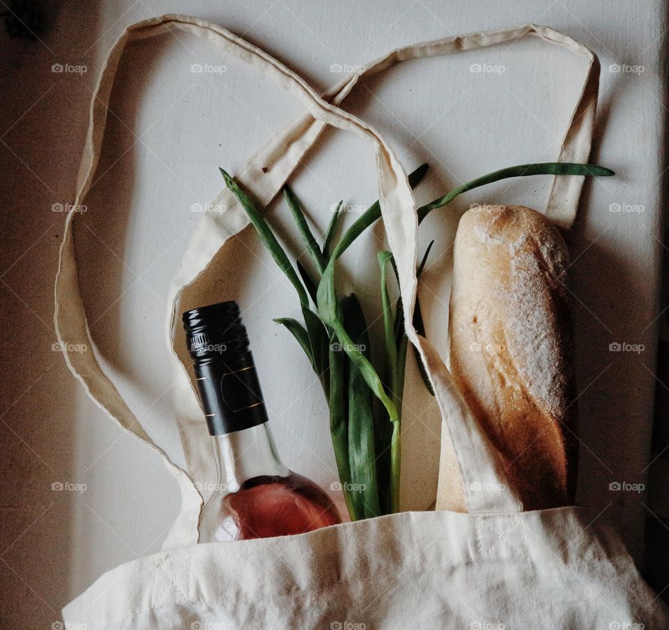 Reusable bag with groceries 