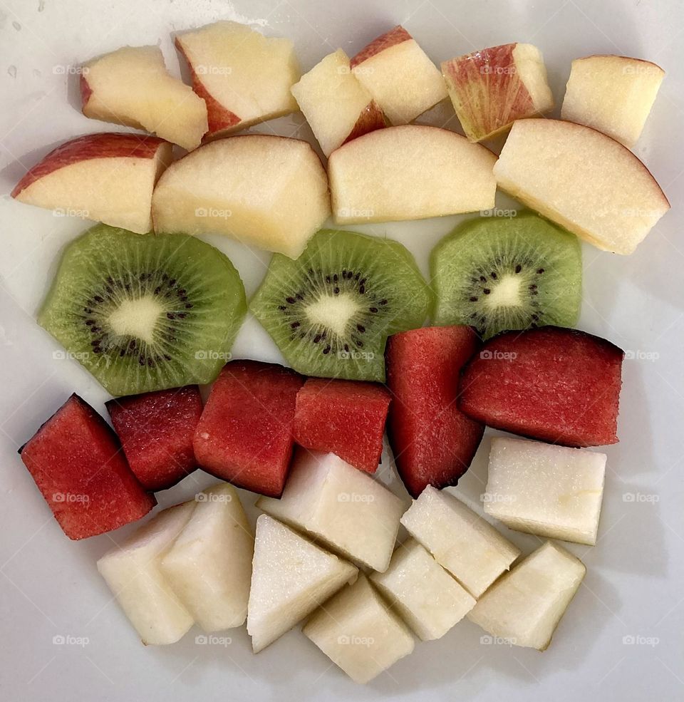 Frutas deliciosas para a criançada ter saúde!

Hoje temos maçã, kiwi, ameixa e pêra. Tudo fresquinho e bem doce.

Quem vai querer?

