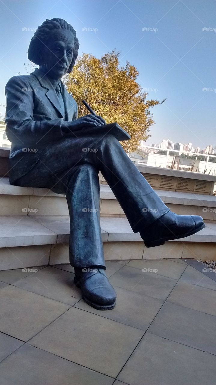 Estátua de Albert Einstein, no lounge do hospital paulistano que leva o mesmo nome desse importante cientista.