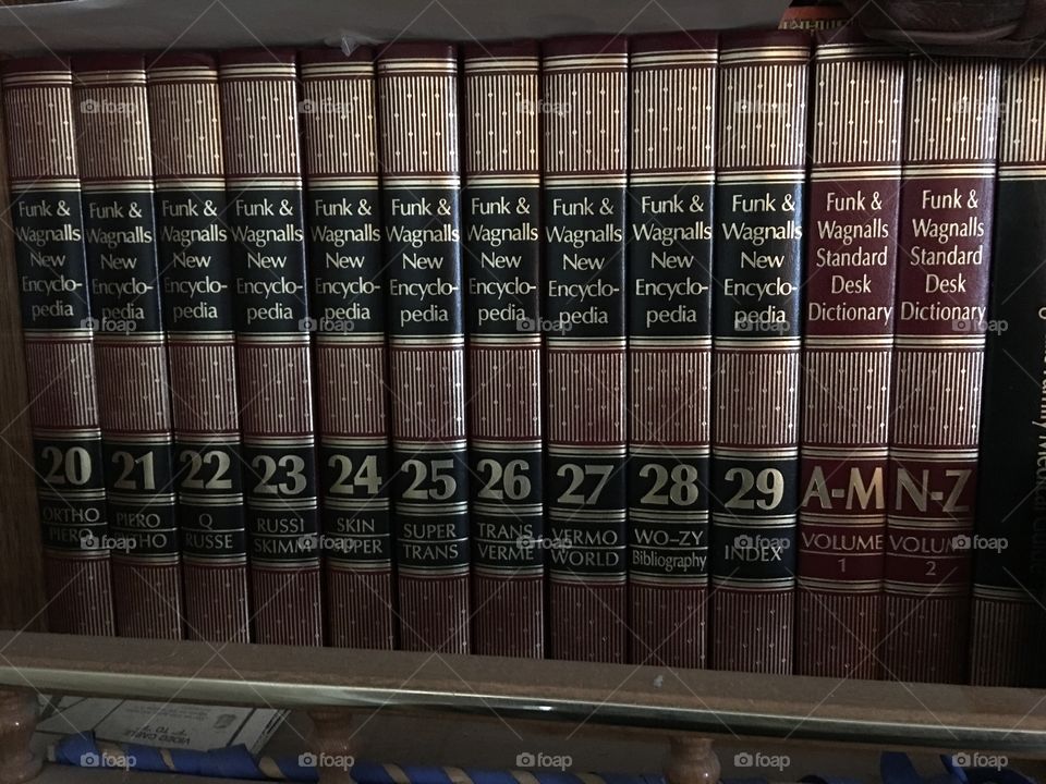 Funk & Wagnalls encyclopedia numbers 21-29 with desk dictionary 