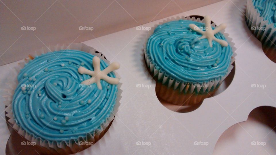 winter cupcake. cupcakes i made for work :)