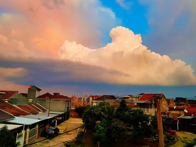 View of the sky clouds in the afternoon, the sky refracts bue, white clouds and yellowish red, some dark clouds, the atmosphere ia getting dark