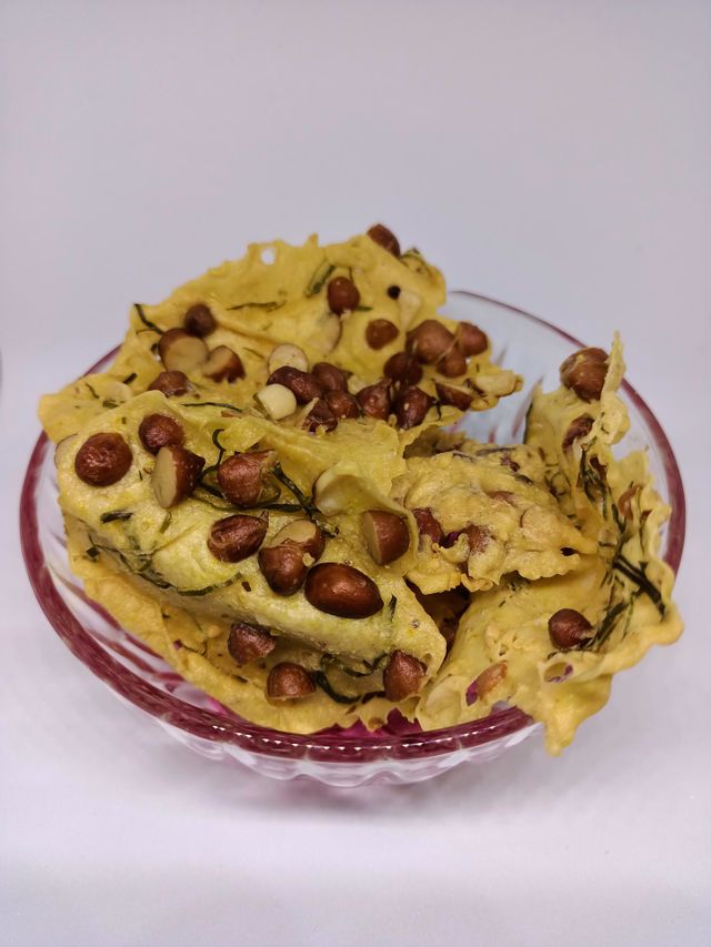 Rempeyek or peyek is a deep-fried savoury Indonesian-Javanese cracker. The most common type of rempeyek is peyek 
kacang ("peanut peyek"). However, other ingredients can be used instead, such as teri (dried anchovies), rebon 
(small shrimp), or ebi.