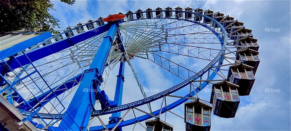 Every year in late August the “Gäubodenvolksfest” comes to “Straubing” in “Lower Bavaria” for a fun filled ten days of carnival rides, beer tents and a trade show. The ferries wheel takes us high above the city. 2024. Hypnotic Productions
