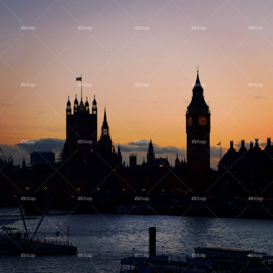 The Buckingham Palace, the Big Ben and the sunset.