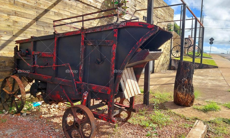 Una trilhadeira abandonada no espaço urbano, tão útil foi no passado, na colheita de grãos. Faz parte de minhas lembranças infantis.