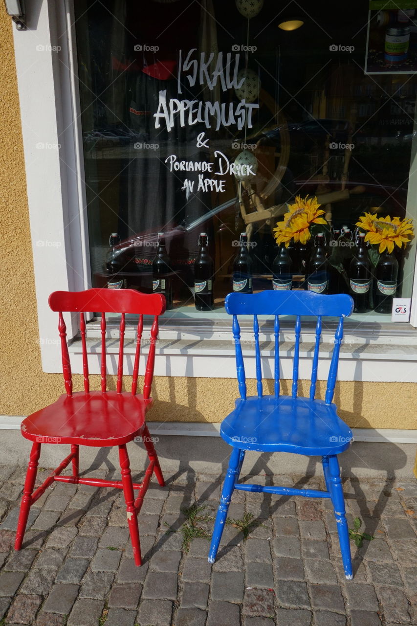 Would you like to sit on the red or blue chair🤔🤔🤔🤔🤔