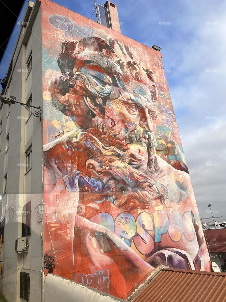 Graffiti on the wall of building 