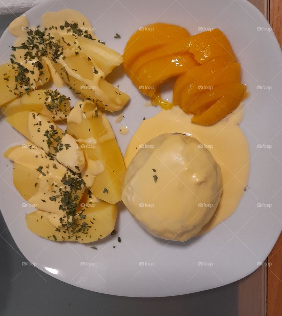 überbackene Frikadelle mit Kartoffeln und Pfirsich