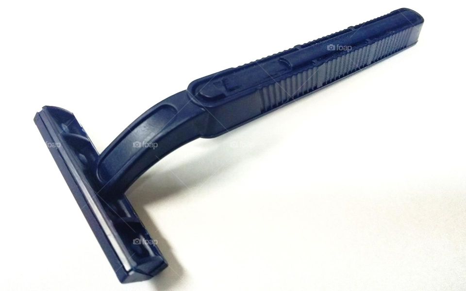 Beard trimmer for adult men, with sharp blades